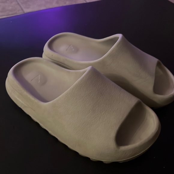 Yeezy Shoes - Tan Yeezy slides